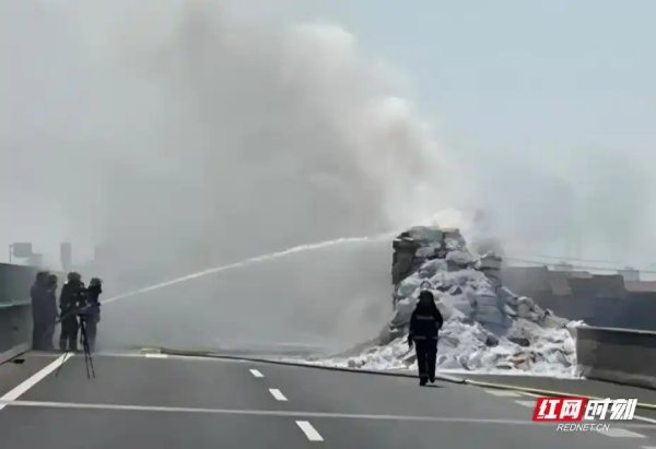 8吨“工业味精”高速起火 岳阳高速多部门联合紧急化险