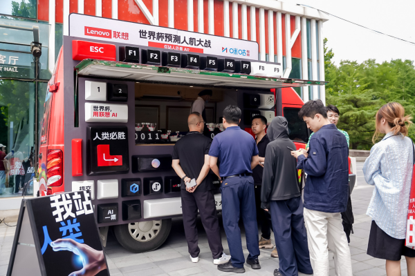 这两天，后厂村程序员之间多了一句新的接头暗号——“你站人，还是站AI？”